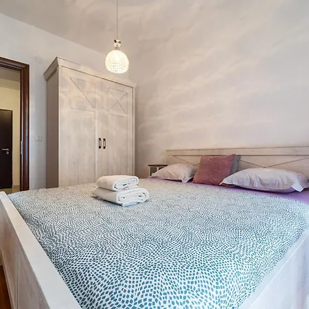 Apartment Spacious Two Bedroom *