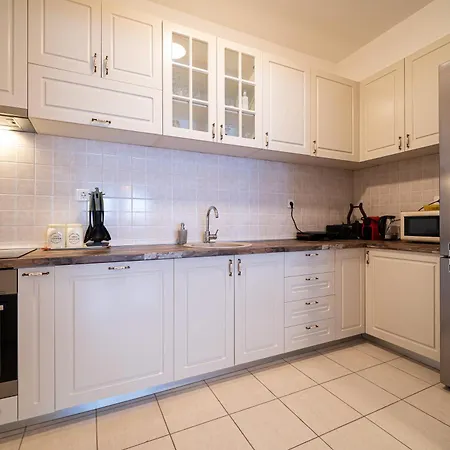 Apartment Spacious Two Bedroom *