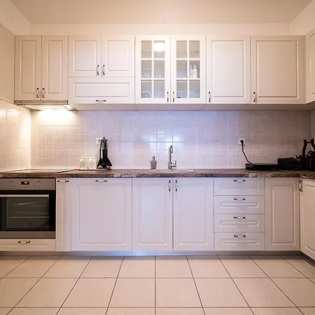 Apartment Spacious Two Bedroom *