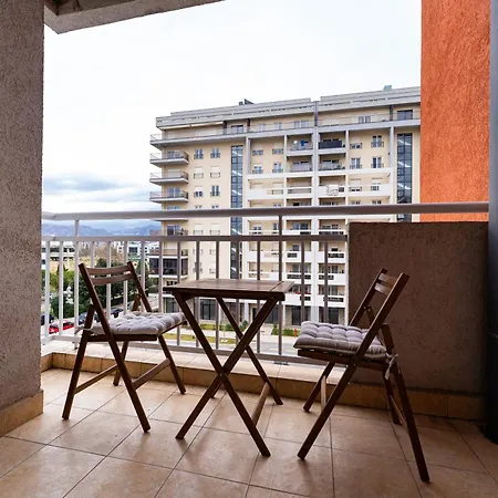 Spacious Two Bedroom شقة *