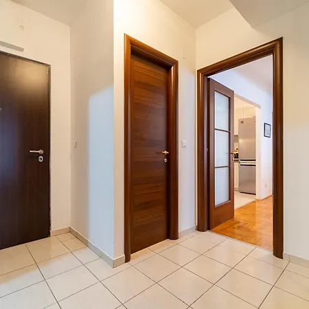 Spacious Two Bedroom شقة