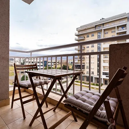 Spacious Two Bedroom شقة *